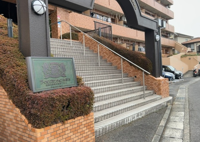 【庭】 | ライオンズマンション本厚木 | 物件によっては、入居者が個人的に使用できる専用庭がついているものもあります。また、住宅の中にある土間の部分を庭と呼ぶこともあります。庭の用途は住む人によって変わり、それによってデザインもさまざまです。