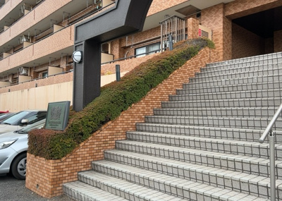 【中庭】 | ライオンズマンション本厚木 | 中庭（パティオ）とは、一つの建築物の内部に設けられた、壁などで囲われている庭のことを指します。コの字型、ロの字型が主流ですが、L字型の中庭もあります。最近では、インテリア性の高さからも人気があります。