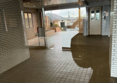 【ロビー】 | ライオンズマンション本厚木 | ラウンジは、マンションの共用スペースに椅子やテーブルなどを配置した利用者が寛げる空間です。屋内型ラウンジと屋外型ラウンジがあります。共用部分の管理状況と合わせて、詳細については現地でご確認ください。