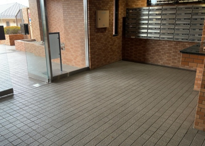 【ロビー】 | ライオンズマンション本厚木 | ロビーというと、エントランスと何がちがうの？と思いますよね。実はロビーとエントランスには明確な決まりはありません。物件によっては、エントランスを入って広がるある程度の広さのある空間がロビーとなります。
