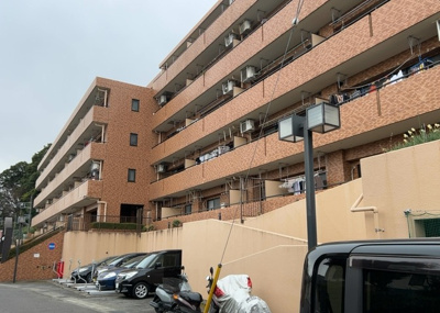 【外観】 | ライオンズマンション本厚木 | 隣家の土地はどうなっているのか、生活利便施設が近くにあるのか、学校まで近いかなど、お客様のライフスタイルにあわせたイメージが重要です。また、近くにあると困る施設が近くにないかも確認するといいでしょう。