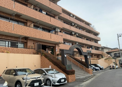 【現況写真】 | ライオンズマンション本厚木 | 道幅が広い場所は日当たりや風通が良好です。幅が広いのですれ違いも可能ですし大きな車でも駐車可能！一方で、大型車が通ることも多くなるため交通量の増加により騒音に繋がります。また土地の値段が高くなります。