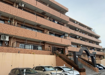 【外観】 | ライオンズマンション本厚木 | ＲＣ造、Reinforced Concreteは直訳すると補強されたコンクリートです。主に柱や梁・床・壁が鉄筋とコンクリートで構成おり、鉄筋を組んだ型枠にコンクリートを流し込んで固めたものを指します。