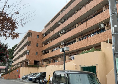 【外観】 | ライオンズマンション本厚木 | 外観はマンション管理がされているかの目安になります。築年数が古いと、壁面は劣化してひび割れが生じることも！建物が古びていても細かいところが修繕されていると、きちんと管理されているなぁと感じるでしょう。