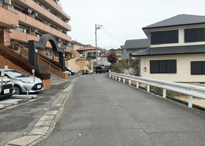 【展望】 | ライオンズマンション本厚木 | 眺望の良さを楽しめるダイニングキッチンで家族団らんの時間を過ごしてはいかがでしょうか。バルコニーから見える景色を家族で眺める時間は、時間が経つのを忘れてしまいそうですね。是非、現地を見に行きましょう！