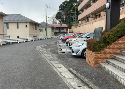 【駐輪場】 | ライオンズマンション本厚木 | マンションの駐輪場は、事前に空きがあるか確認を取ると安心です。せっかく入居したのに駐輪スペースがない！なんてことになったら大変ですよね。そこで、内見時や購入前にはまず事前に確認しておくと良いでしょう。