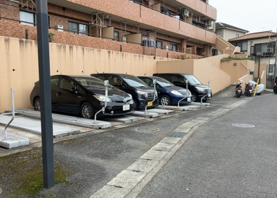 【駐車場】 | ライオンズマンション本厚木 | 駐車場と明記されていても、最小スペースでつくられた駐車場だと大型車は駐車できなかったり、出入りしにくくなったりする可能性があります。お車のサイズと購入したい物件の駐車場のサイズを現地で確認しましょう。