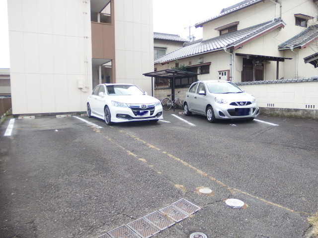 ハイツマローネの駐車場