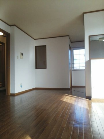 エレガンシャトーＢの居間・リビング