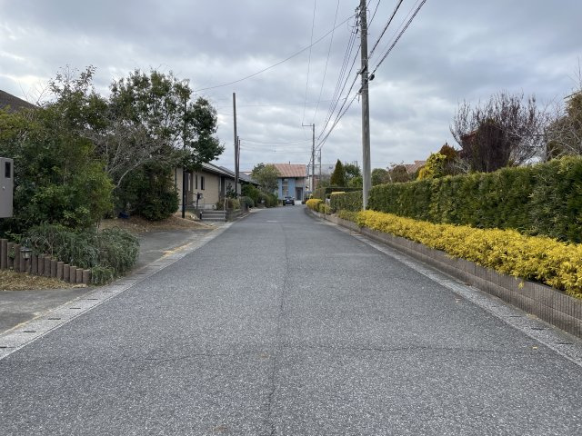 みどりが丘フルリノベーション中古住宅の前面道路含む現地写真