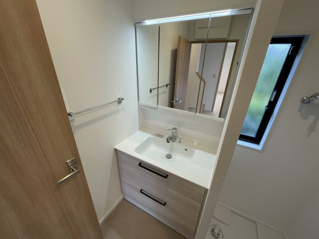みどりが丘フルリノベーション中古住宅の独立洗面台