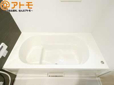 【浴室】 | 焼津市中根第1　新築戸建　1号棟 | お子様やお年寄りが使いやすいだけでなく、半身浴にも便利なベンチタイプの湯舟です。お湯の節約にも！
