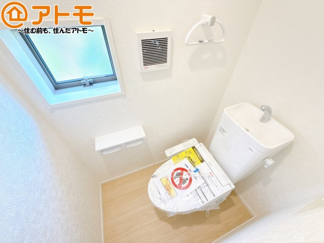 【トイレ】 | 焼津市中根第1　新築戸建　1号棟 | 窓もあって換気もしっかりできる清潔感のあるトイレです♪