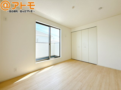 【寝室】 | 焼津市中根第1　新築戸建　1号棟 | バルコニーに面したお部屋なので、布団などの大きなものも楽々干せます♪