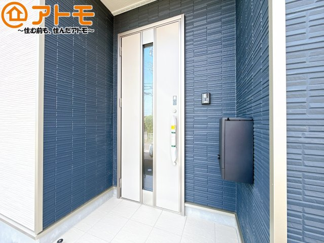 【玄関】 | 焼津市中根第1　新築戸建　1号棟 | 落ち着いた色合いの玄関はダブルロックで防犯性に優れた仕様になっています♪