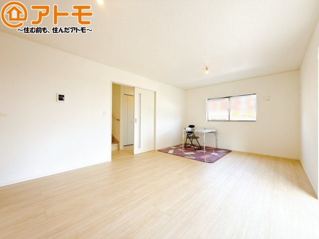 【居間・リビング】 | 焼津市中根第1　新築戸建　1号棟 | ゆとりあるLDKは、家族が同じ空間にいながらパーソナルスペースもしっかり確保できますね♪