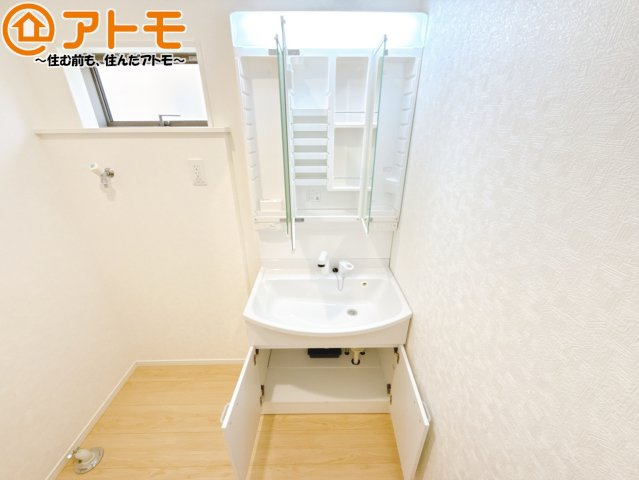 【独立洗面台】 | 焼津市中根第1　新築戸建　1号棟 | 三面鏡の中は収納になっているため、スッキリとした洗面台を保つことができます♪