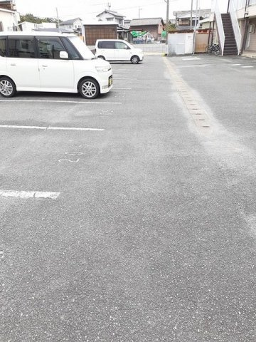 龍球園ハイツ【キャッシュバック対象物件】の駐車場|カースペースがあります