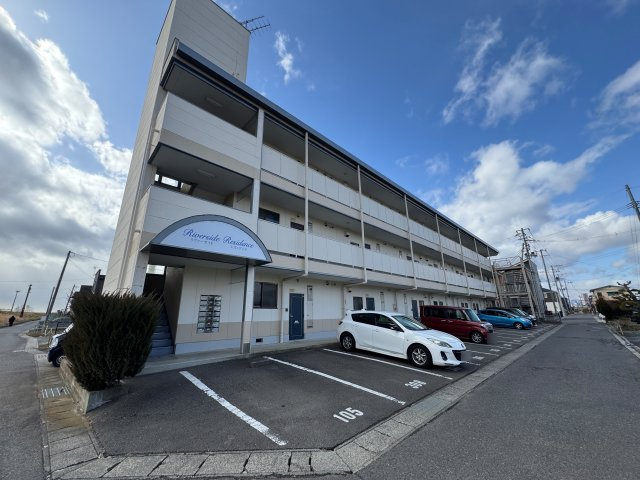 年間想定賃料1,239.6万　想定利回り8.2％　鉄骨マンションの外観