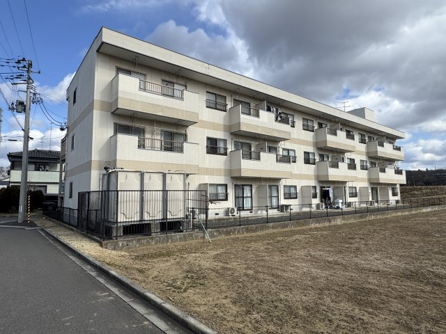 年間想定賃料1,239.6万　想定利回り8.2％　鉄骨マンションの外観