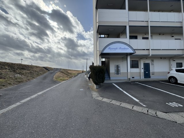 年間想定賃料1,239.6万　想定利回り8.2％　鉄骨マンションの周辺