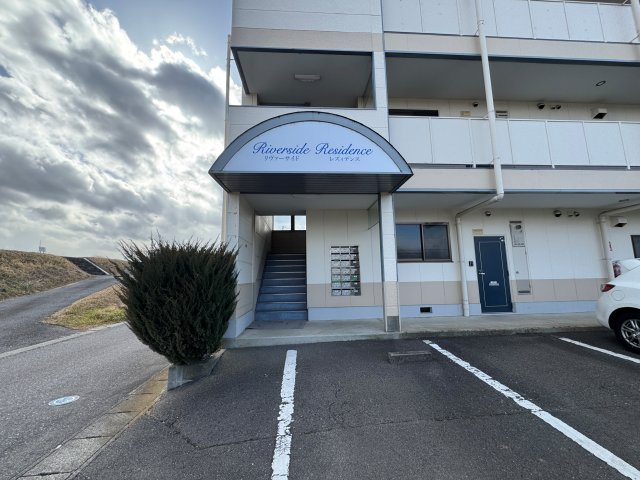 年間想定賃料1,239.6万　想定利回り8.2％　鉄骨マンションの玄関