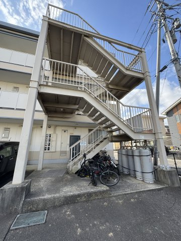 年間想定賃料1,239.6万　想定利回り8.2％　鉄骨マンションの駐車場