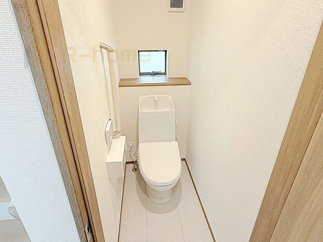 水戸市笠原町　新築戸建て　A号棟のトイレ|温水洗浄便座付きのトイレ。
トイレが２ヵ所設置で朝の忙しい時間でも安心です。