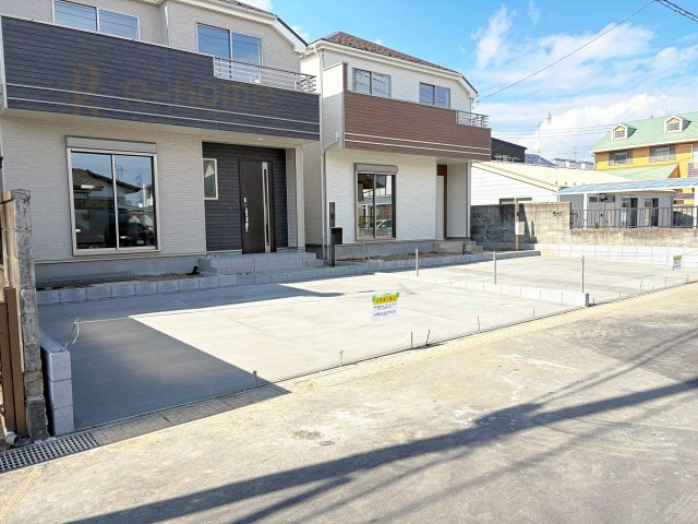 水戸市笠原町　新築戸建て　A号棟の駐車場|カースペースは3台完備。ゲスト用のスペースも確保できますね♪