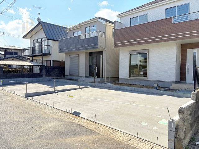 水戸市笠原町　新築戸建て　B号棟の駐車場|カースペースは3台完備。ゲスト用のスペースも確保できますね♪