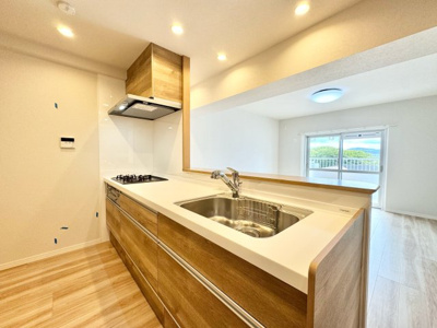【キッチン】 | 向島ニュータウン第三街区C棟 | 【システムキッチン】
対面式のシステムキッチンでご家族とコミュニケーションを取りながら家事ができます。
