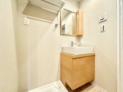 【洗面所】 | 向島ニュータウン第三街区C棟 | 【洗面】
デザイン性の高い洗面台です。鏡横に収納が備え付けられています。