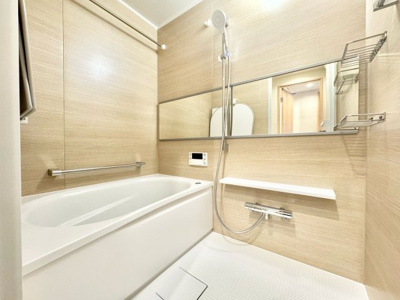 【浴室】 | 向島ニュータウン第三街区C棟 | 【浴室】
足を伸ばせる浴槽で一日の疲れをリフレッシュできます。追い炊き機能付きで、いつでも温かい湯舟に浸かれます。