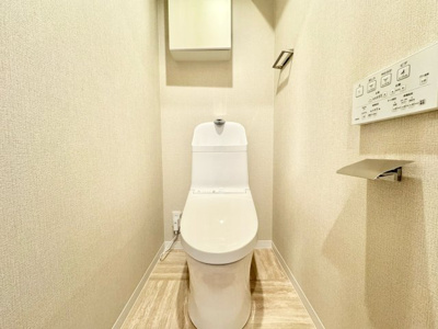 【トイレ】 | 向島ニュータウン第三街区C棟 | 【トイレ】
暖房便座、温水洗浄機能付きで寒い時期も安心です。