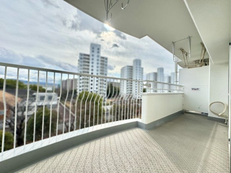 【バルコニー】 | 向島ニュータウン第三街区C棟 | 【バルコニー】
南東向きバルコニーで陽当り良好。5階部分につき眺望、風通しも良好で洗濯物が早く乾きそうです。