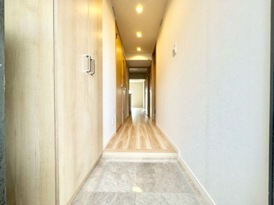 【玄関】 | 向島ニュータウン第三街区C棟 | 【玄関】
一度、実際にご覧になってみませんか？暮らしやすい周辺環境も含め、スタッフがご案内いたします。お家探しの第一歩としてでも大丈夫です(^^)/お気軽にお問い合わせ下さいね♪