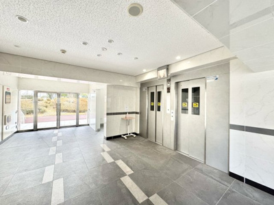 【エントランス】 | 向島ニュータウン第三街区C棟 | 《ローンの事やお家探しのご相談は（株）ゆいホームにお任せ下さい。ちょっとした疑問にも解りやすくお応えします。》お気軽にご相談ください(^^)/