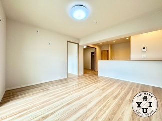 【居間・リビング】 | 向島ニュータウン第三街区C棟 | 2026年1月リフォーム完了！！水回り（キッチン・バス・洗面・トイレ）新調済みですので、気持ちよく新生活をスタートできます。