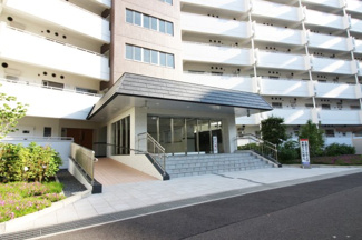 【外観】 | 向島ニュータウン第三街区C棟 |  （株）ゆいホームでは、ご購入・ご売却・住宅ローンなどのあらゆるご相談にお応えします。 もちろん相談は無料です！まずはお気軽にお電話下さい。
