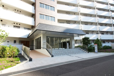 【外観】 | 向島ニュータウン第三街区C棟 |  （株）ゆいホームでは、ご購入・ご売却・住宅ローンなどのあらゆるご相談にお応えします。 もちろん相談は無料です！まずはお気軽にお電話下さい。