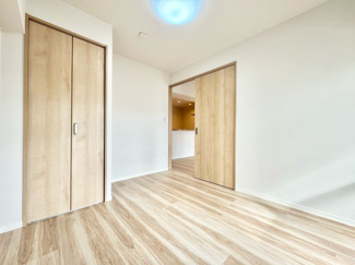 【洋室】 | 向島ニュータウン第三街区C棟 | 【洋室5.3帖】
リビングからの行き来がしやすいお部屋です。クローゼットが設けられているのでお部屋を広く快適にお過ごしいただけます。