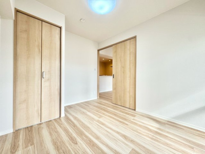 【洋室】 | 向島ニュータウン第三街区C棟 | 【洋室5.3帖】
リビングからの行き来がしやすいお部屋です。クローゼットが設けられているのでお部屋を広く快適にお過ごしいただけます。