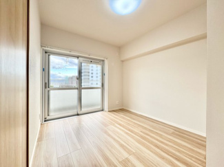 【洋室】 | 向島ニュータウン第三街区C棟 | 【洋室5.3帖】
南東向きのバルコニーに面しており陽当り良好です。5階部分につき眺望も良好で開放感があります。