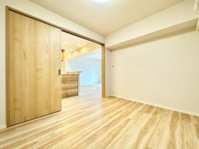 【洋室】 | 向島ニュータウン第三街区C棟 | 【洋室5帖】
こちらは窓のない「中部屋」のお部屋です。集中できるワークスペース、読書、勉強部屋としても快適なお部屋です。