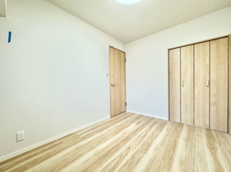 【洋室】 | 向島ニュータウン第三街区C棟 | 【洋室5.3帖】
こちらは廊下に面したお部屋です。こちらのお部屋に備付けられているクローゼットは畳1枚ほどの広さで、しっかりと収納できます。