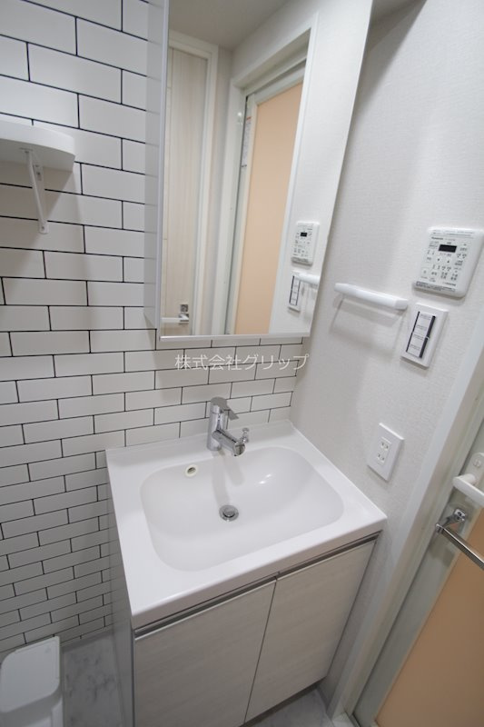 Le'a横濱天王町駅前通りの独立洗面台