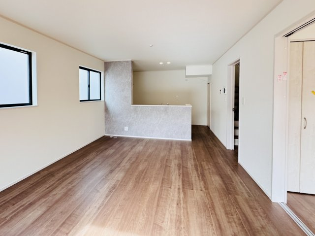 三郷市鷹野１丁目新築戸建【八木郷小学校：8分】の居間・リビング|18帖リビングダイニングキッチン・リビングガス栓付き