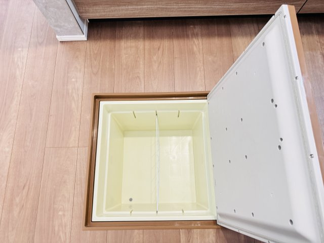 三郷市鷹野１丁目新築戸建【八木郷小学校：8分】のキッチン|キッチン床下収納