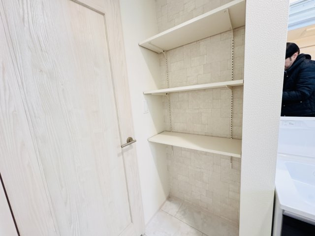 三郷市鷹野１丁目新築戸建【八木郷小学校：8分】の脱衣所|脱衣所収納スペース