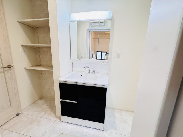 三郷市鷹野１丁目新築戸建【八木郷小学校：8分】の独立洗面台|シャワーヘッド付き三面鏡洗面化粧台